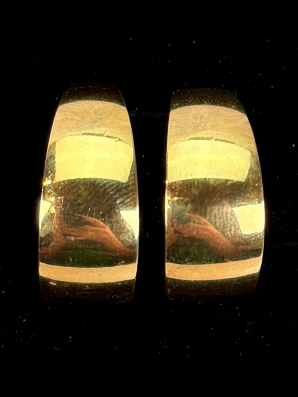 Beautiful, lightweight, goldtone, pierced earrings